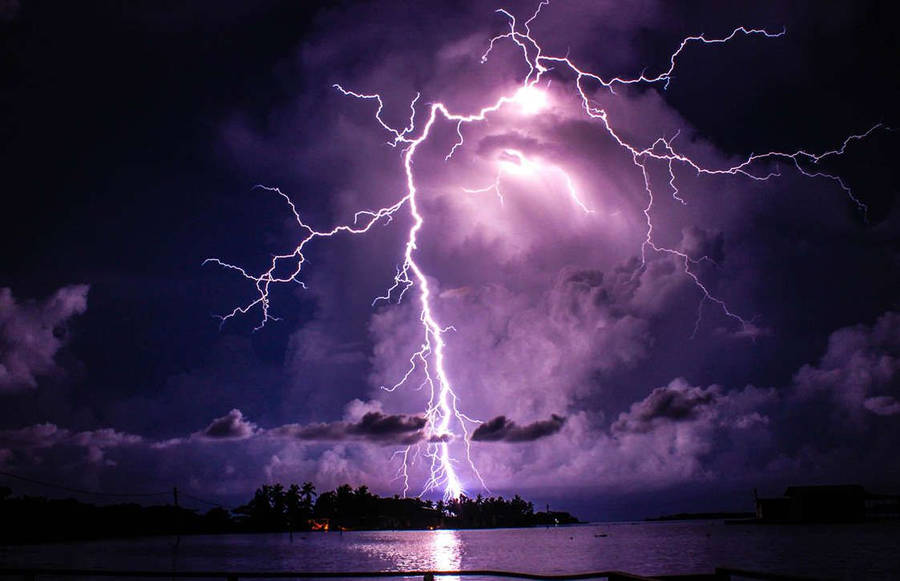 Aesthetic Lightning 桌布