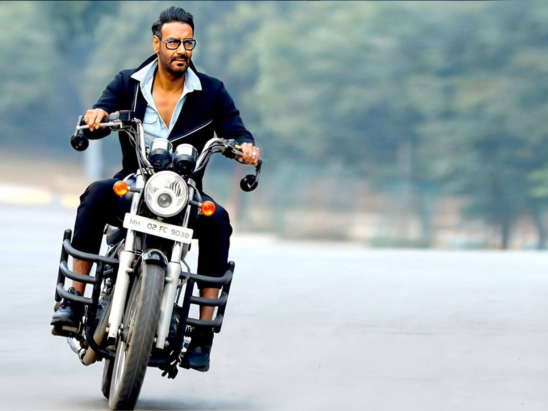 Ajay Devgn 桌布