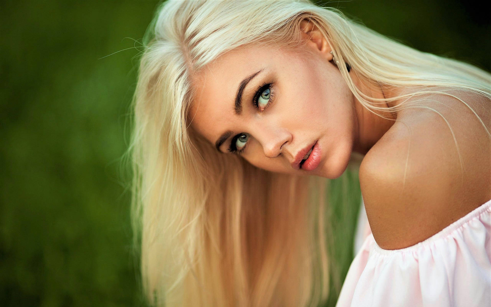 Beautiful Blondes 桌布