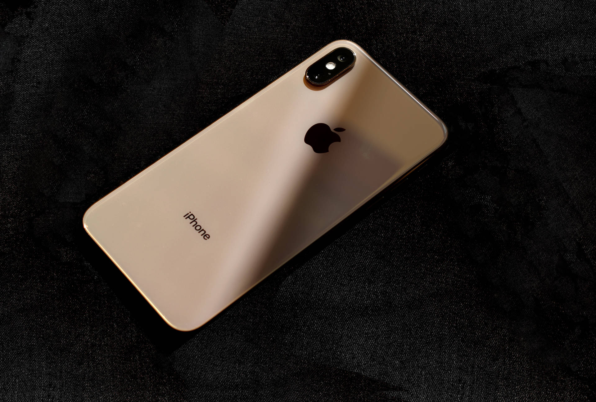 Black And Gold iPhone 桌布