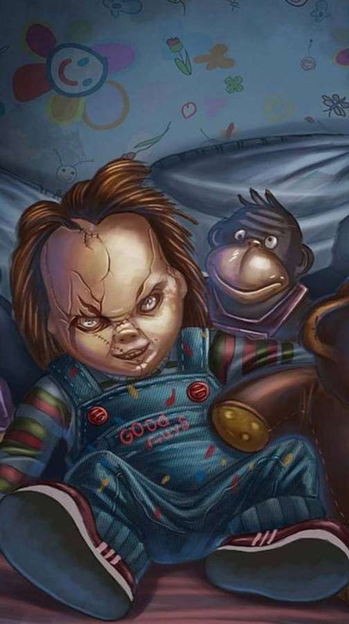 殺人娃娃Chucky坐在兒童床上，旁邊有一隻毛公仔猴子。 — Chucky GIF 壁紙