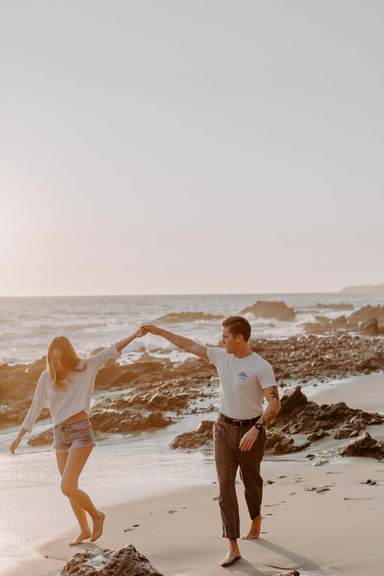 Couple At Beach 桌布