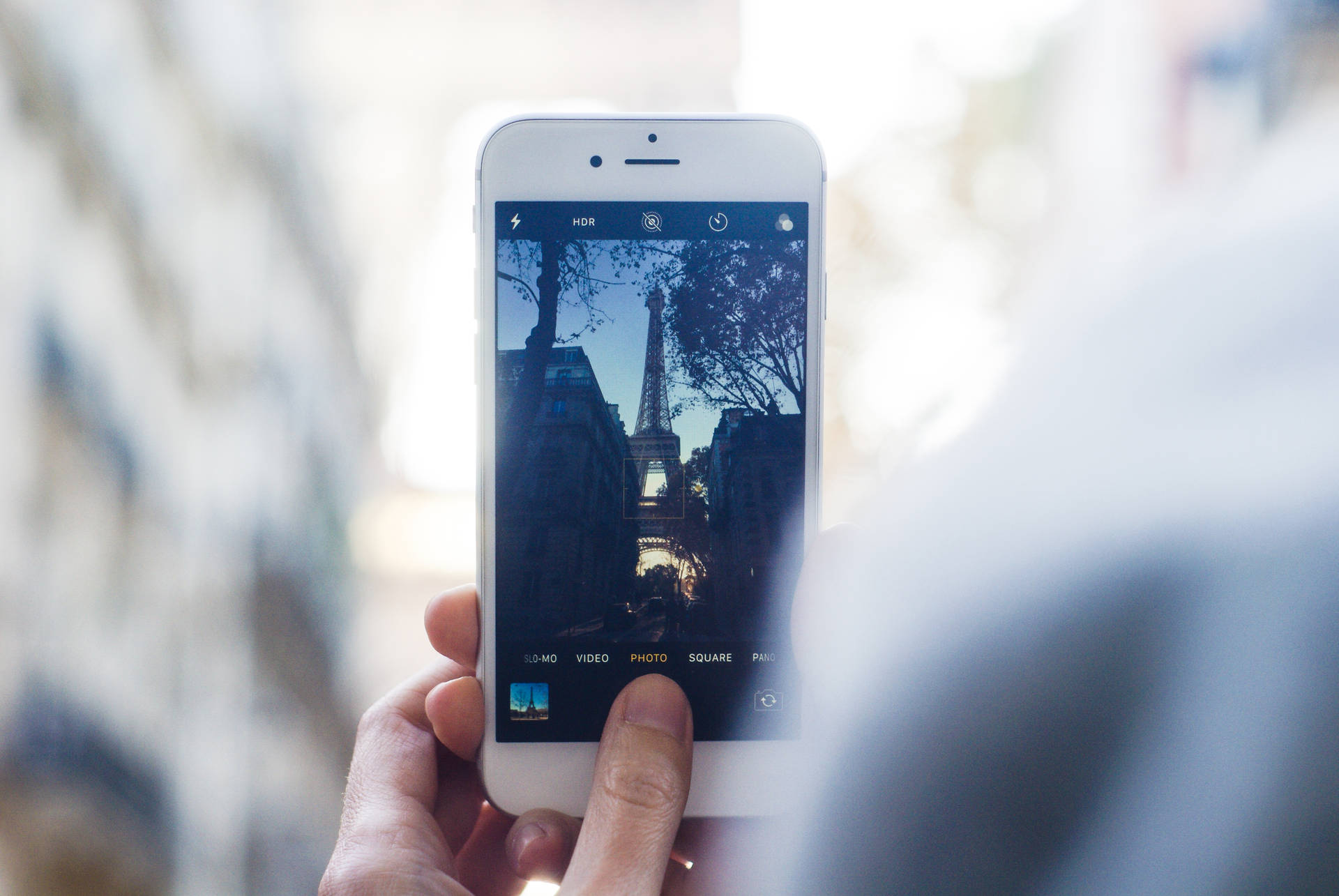 person holding white iPhone 5 c