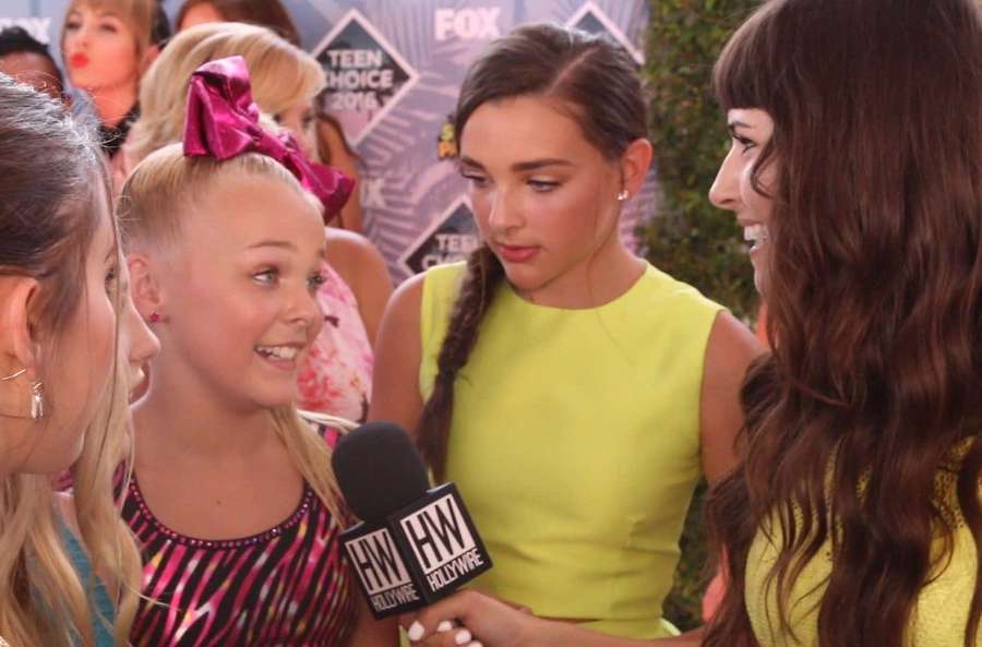 青少年名人正在Teen Choice Awards的紅地毯上接受採訪。 — Jojo siwa GIF 壁紙