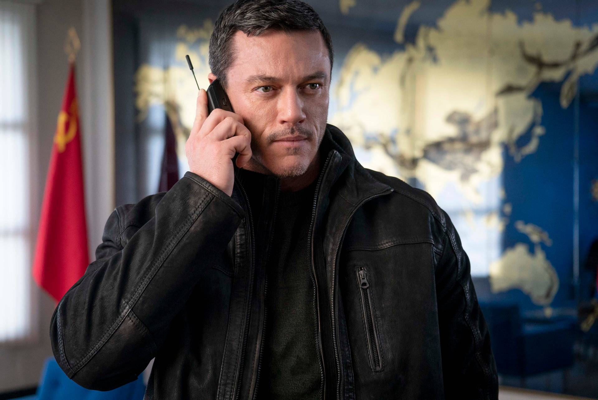 Luke Evans 桌布