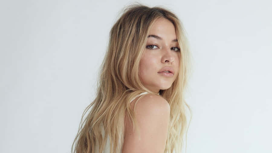 Madelyn Cline 桌布