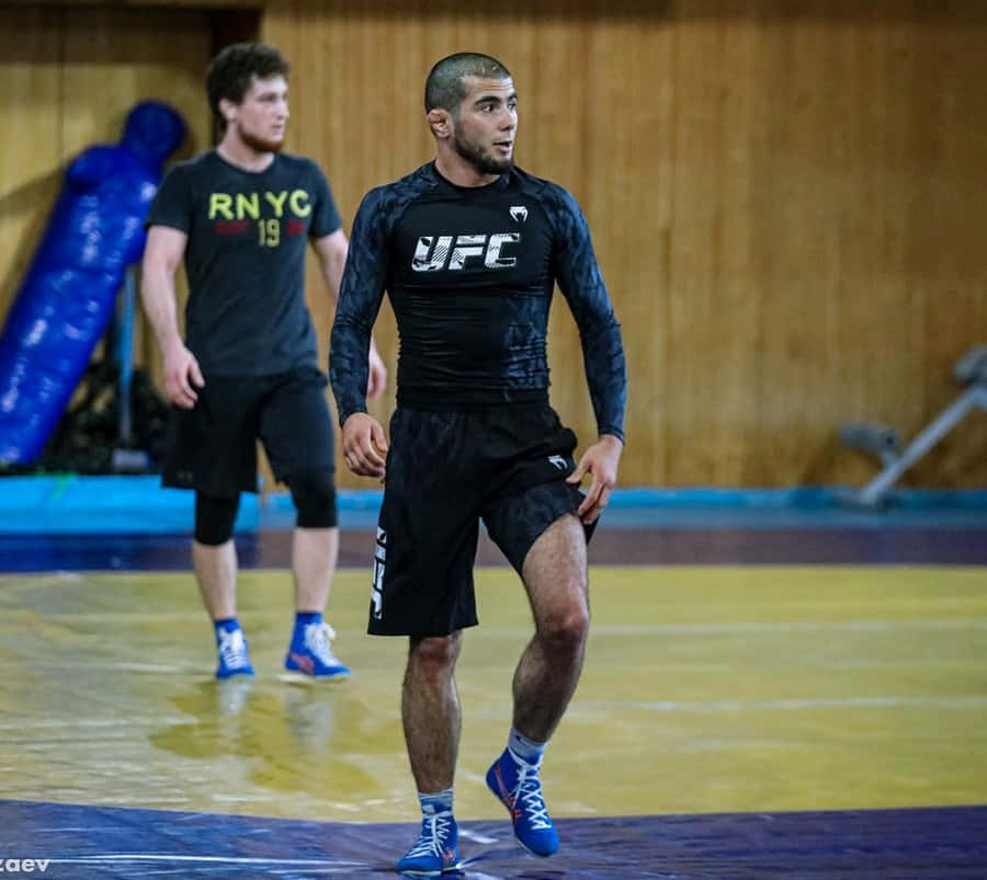 Muhammad Mokaev 桌布