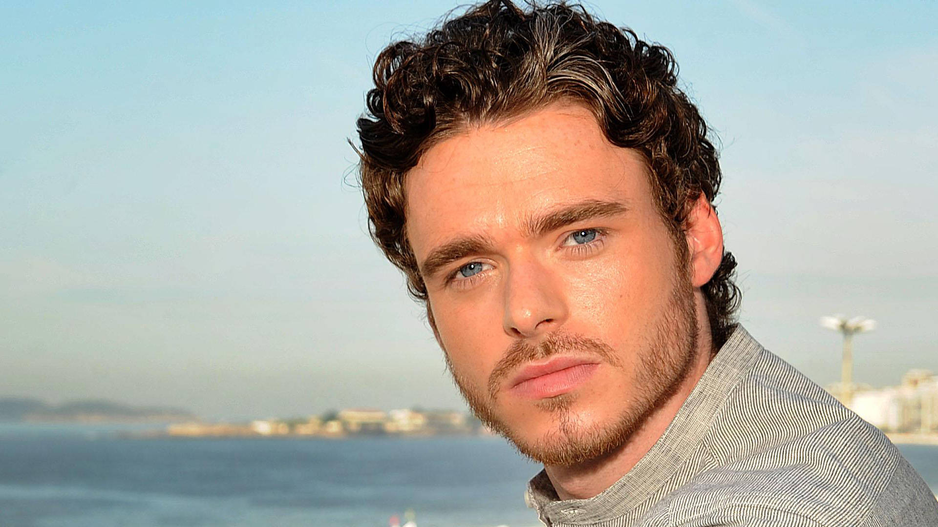 Richard Madden 桌布