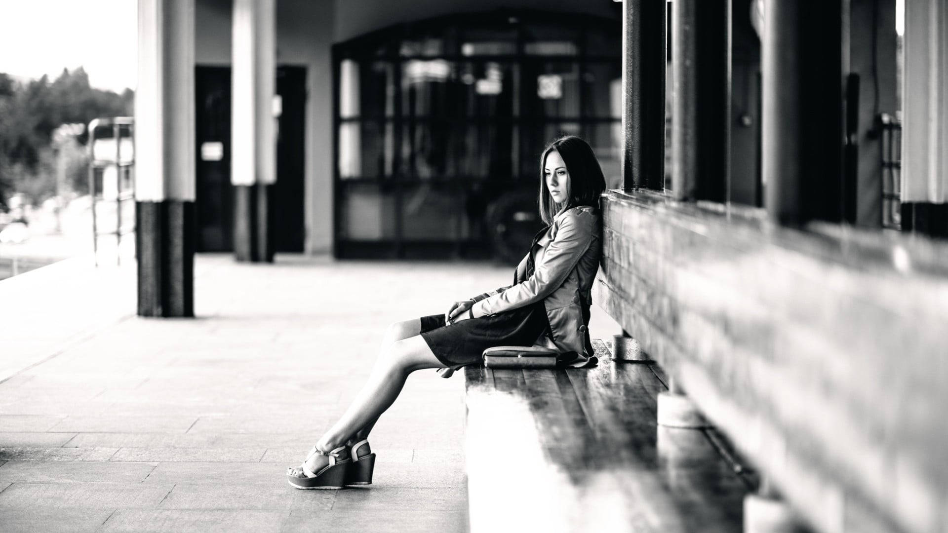 Sitting Alone 桌布