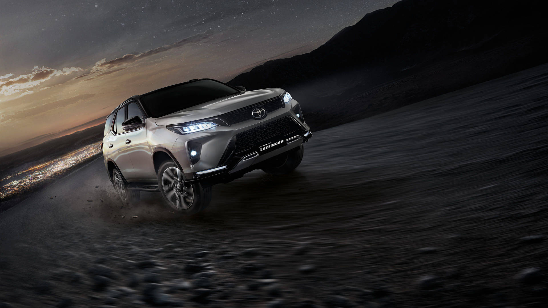 Toyota Fortuner 桌布