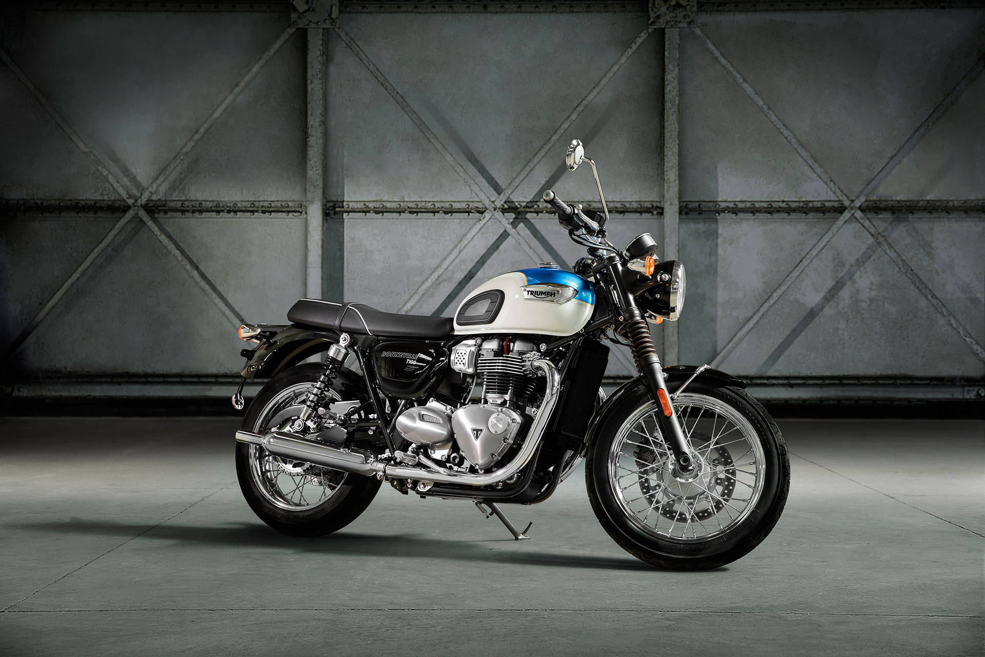 Triumph 桌布