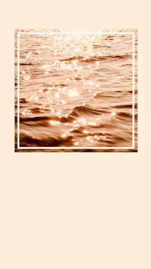 陽光照射的海浪以白色框架呈現，背景為米色。 — 美學米色 壁紙