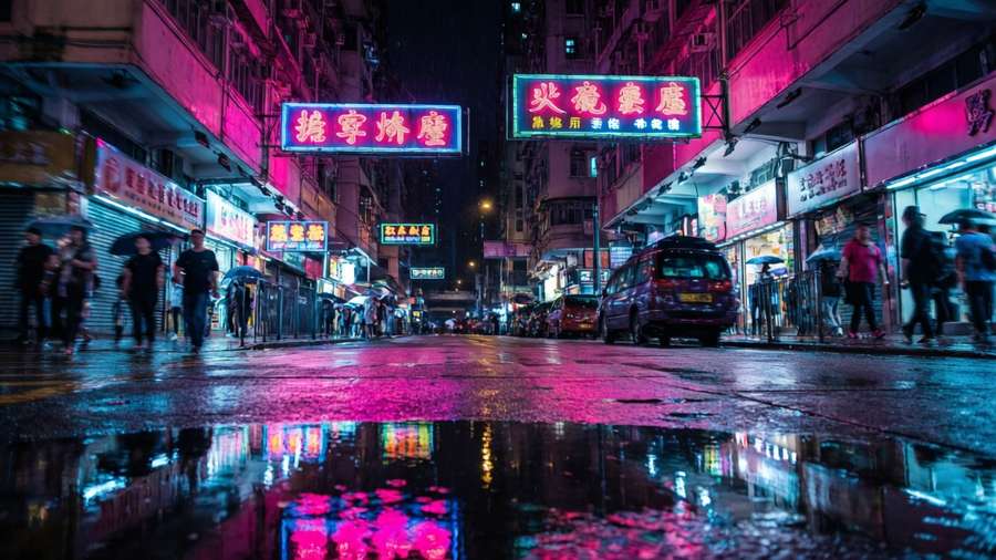 夜晚霓虹燈照亮的城市街道，帶有雨水倒影和行人。 — 香港霓虹燈 壁紙
