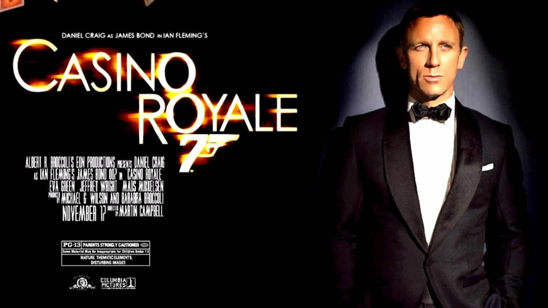 丹尼爾·克雷格《007：皇家夜宴》 壁紙 — 丹尼爾·基克飾演占士邦在《新鐵金剛智破皇家賭場》電影海報中身穿燕尾服，背景漆黑，標題文字如火般燃燒。