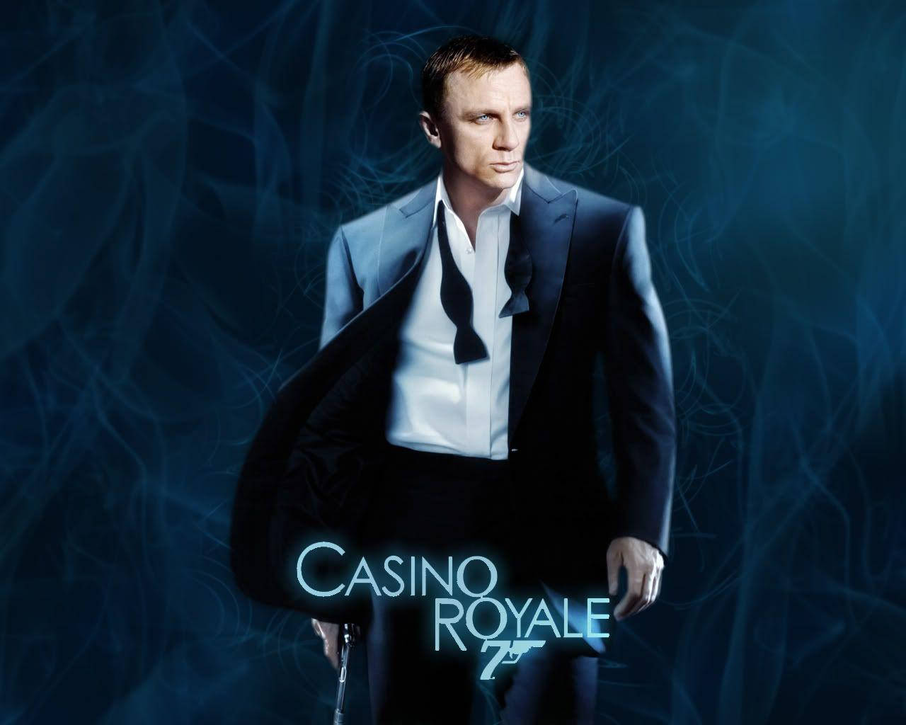 007：皇家賭場 領銜明星 丹尼爾·克雷格 壁紙 — 丹尼爾·基克喺《新鐵金剛智破皇家賭場》中飾演占士邦，身穿踢死兔，企喺旋轉嘅藍色煙霧背景前。