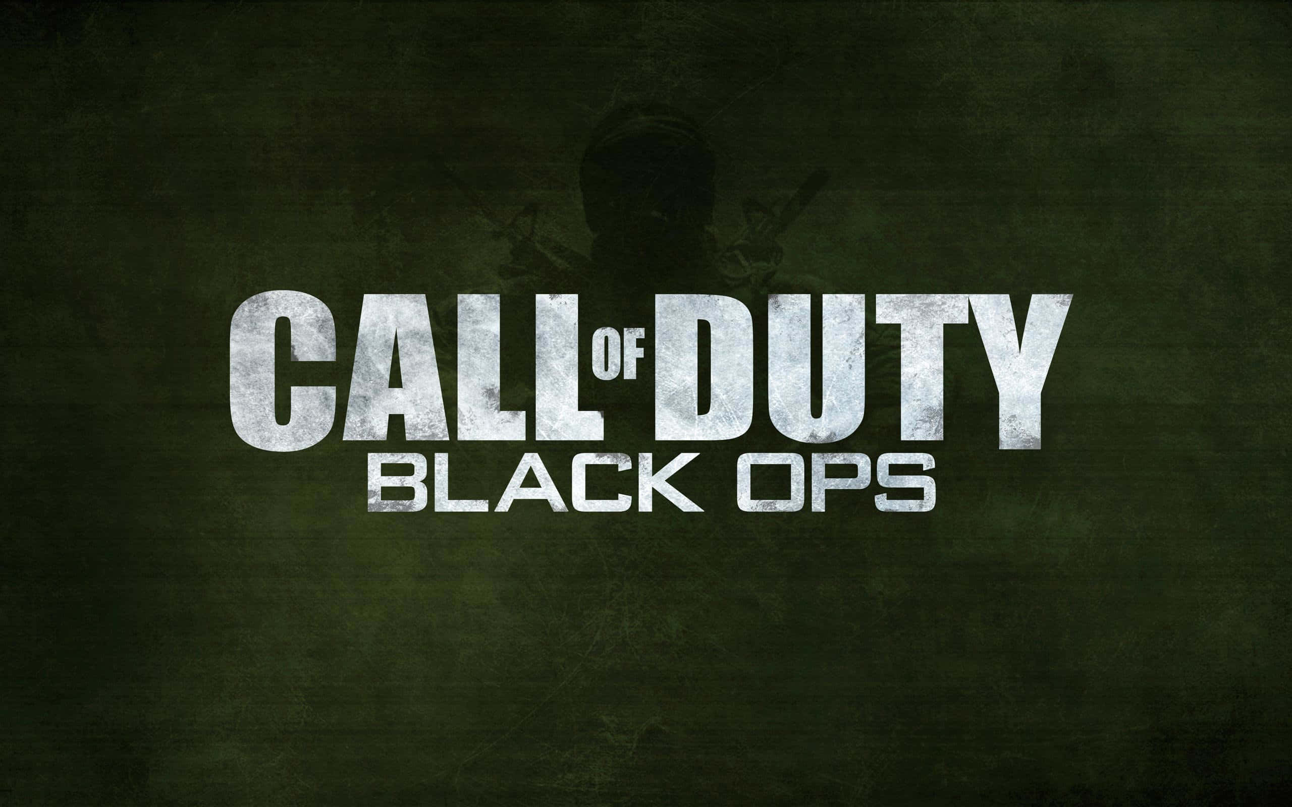 《決勝時刻：黑色行動1》無畏衝鋒 壁紙 — Call of Duty Black Ops 標誌以風化白色文字呈現，深綠色紋理背景上帶有模糊士兵剪影。