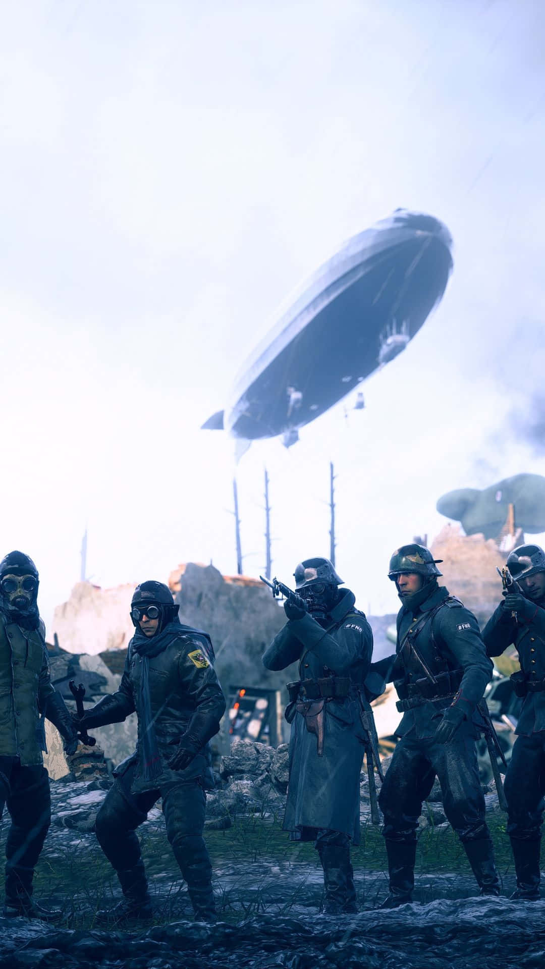 《戰地風雲1》安卓手機背景：士兵與飛艇 壁紙 — 身穿深色軍服的士兵在戰火摧殘的田野上保持警覺，一艘巨大的飛船在朦朧的天空中盤旋在他們頭頂。