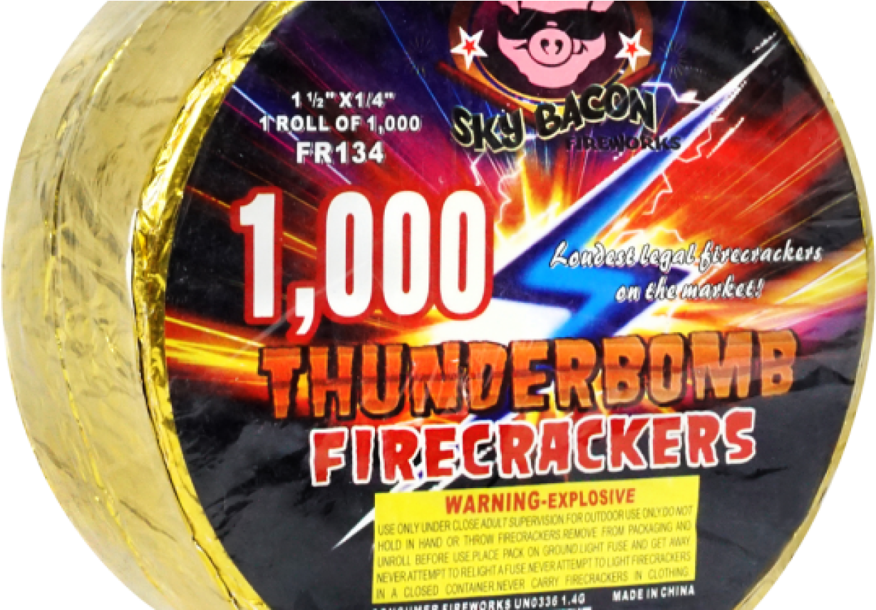 1000支Thunderbomb煙花包 壁紙 — 金色包裝的1000響Thunderbomb鞭炮特寫，帶有醒目的紅色和藍色爆炸圖案及卡通豬標誌。