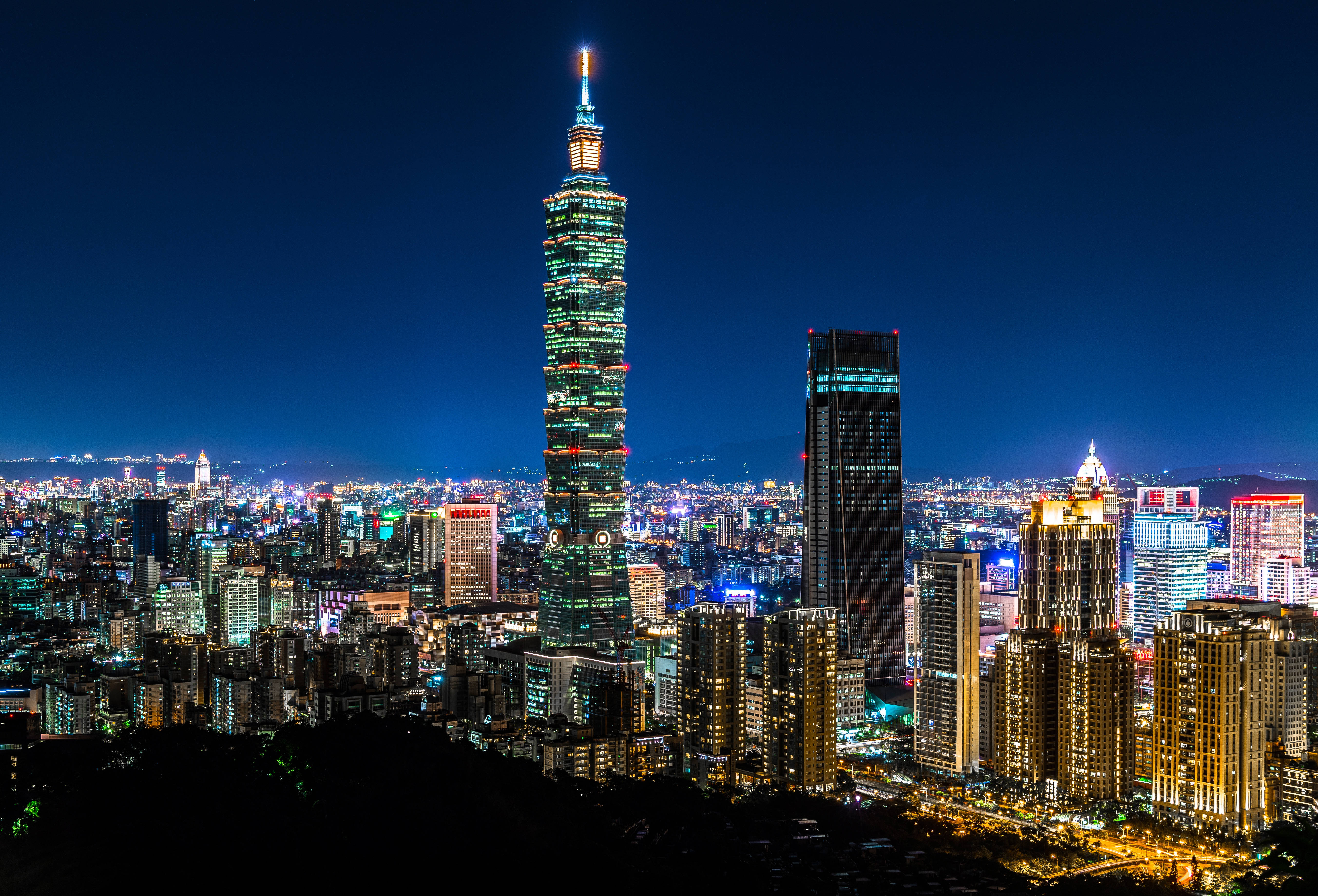 台北101大樓台灣 壁紙 — 台北璀璨夜景，以燈火通明的台北101摩天大樓為主，映襯著深藍色的天空。