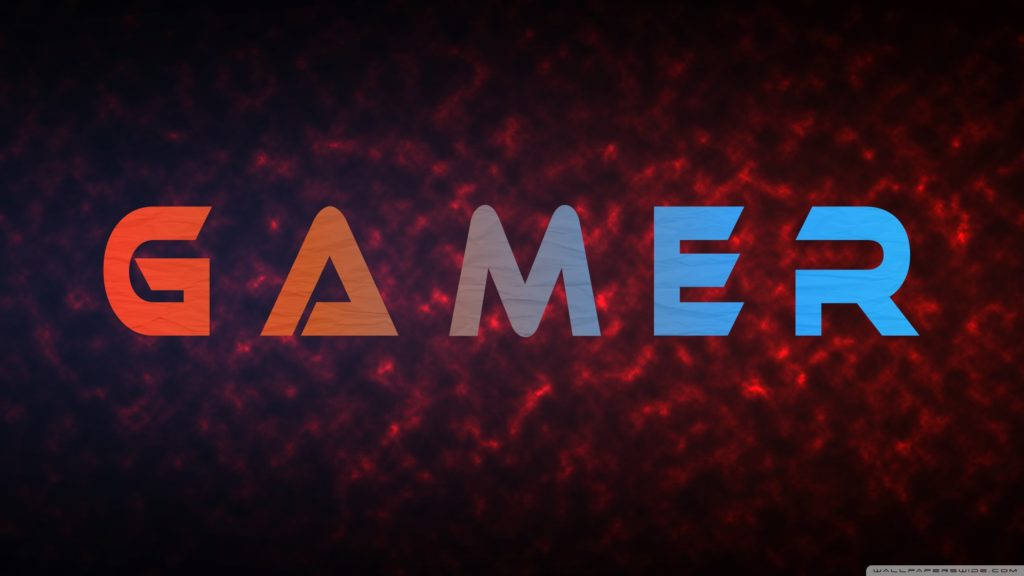 玩家 1024x576 壁紙 — 「GAMER」一詞以橙色到藍色的漸變字母在火紅紋理背景上發光。