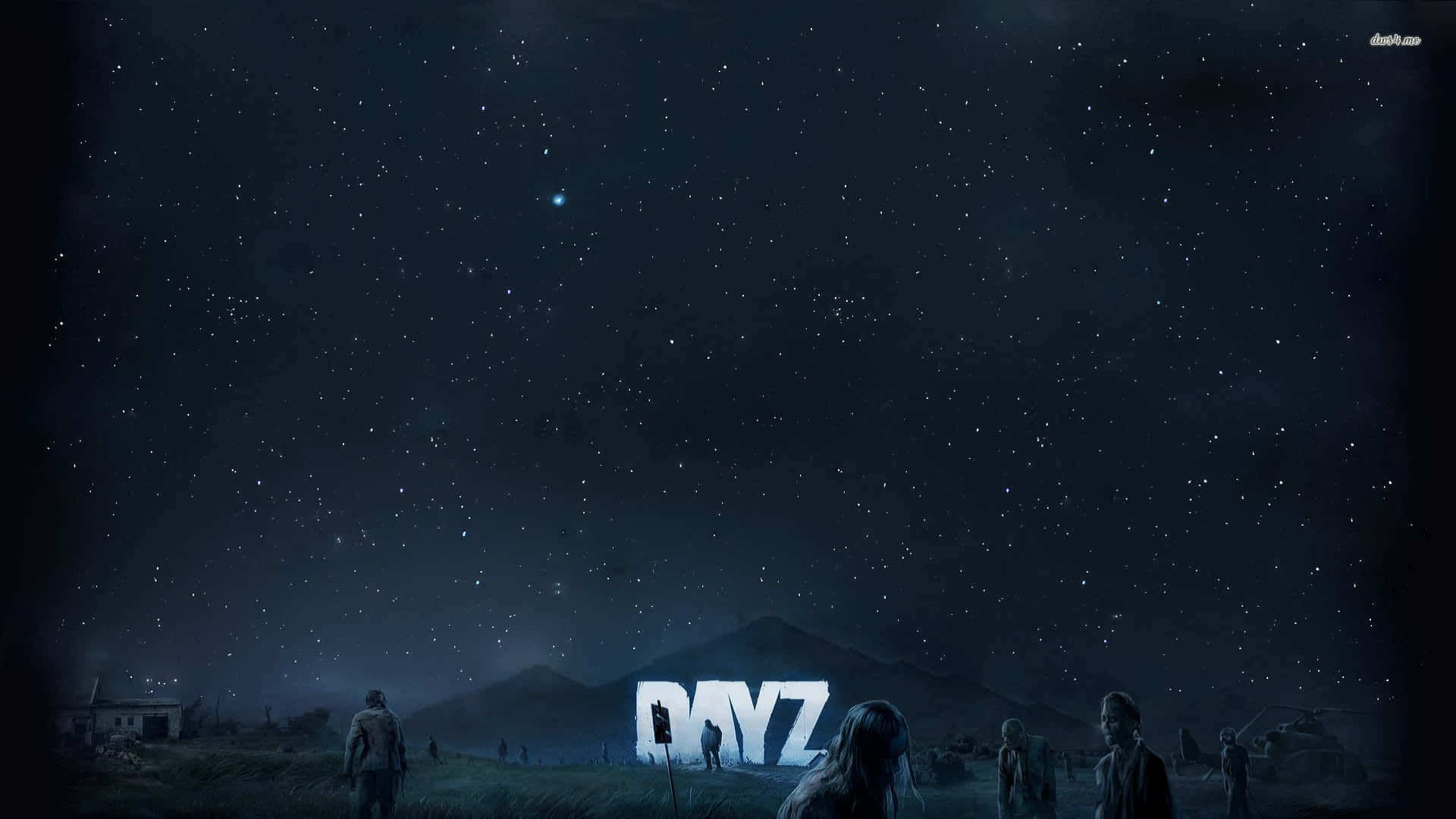 1080p DayZ遊戲背景：佈滿殭屍的田野海報 壁紙 — 剪影人物站在星空下，發光的白色字母在遠處山巒前拼出DAYZ。