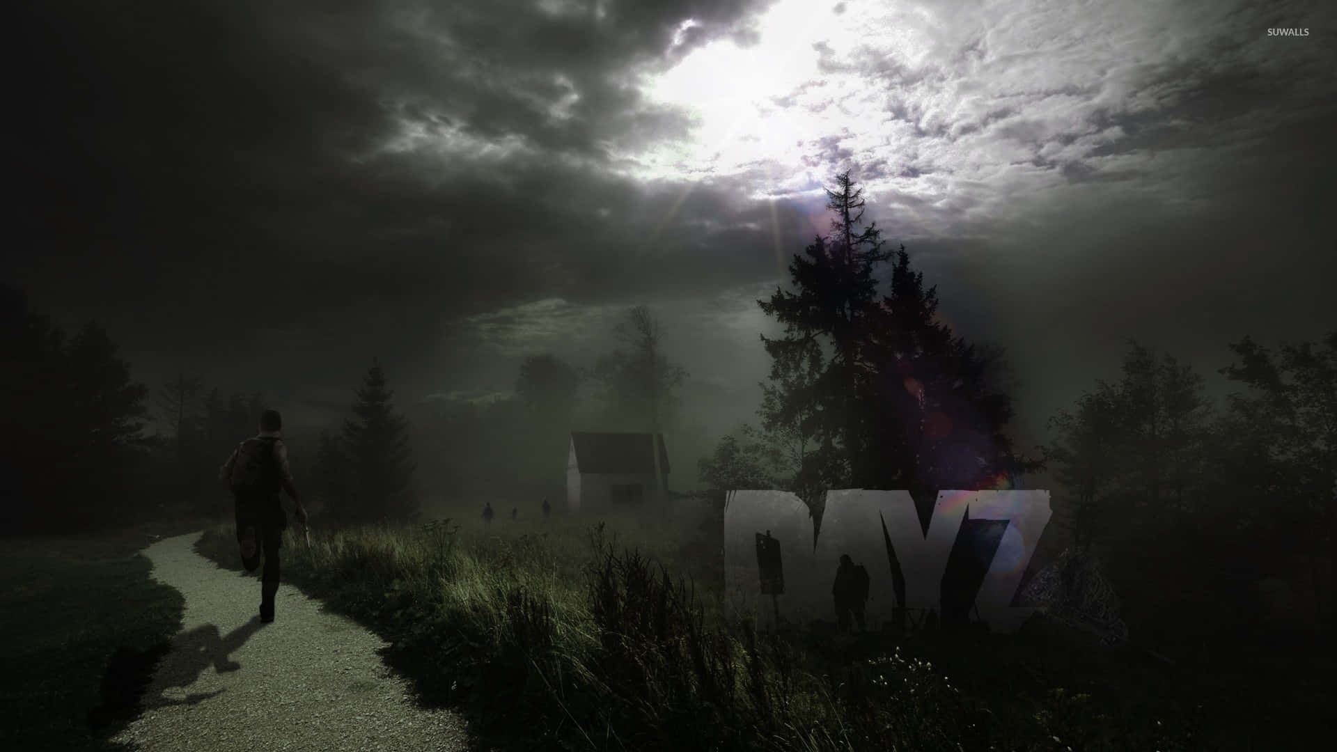 1080p DayZ背景：人物沿小徑奔跑 壁紙 — 一個孤獨的身影沿著霧氣瀰漫的小徑，在陽光穿透的戲劇性多雲天空下，走向遠處的一間房子。