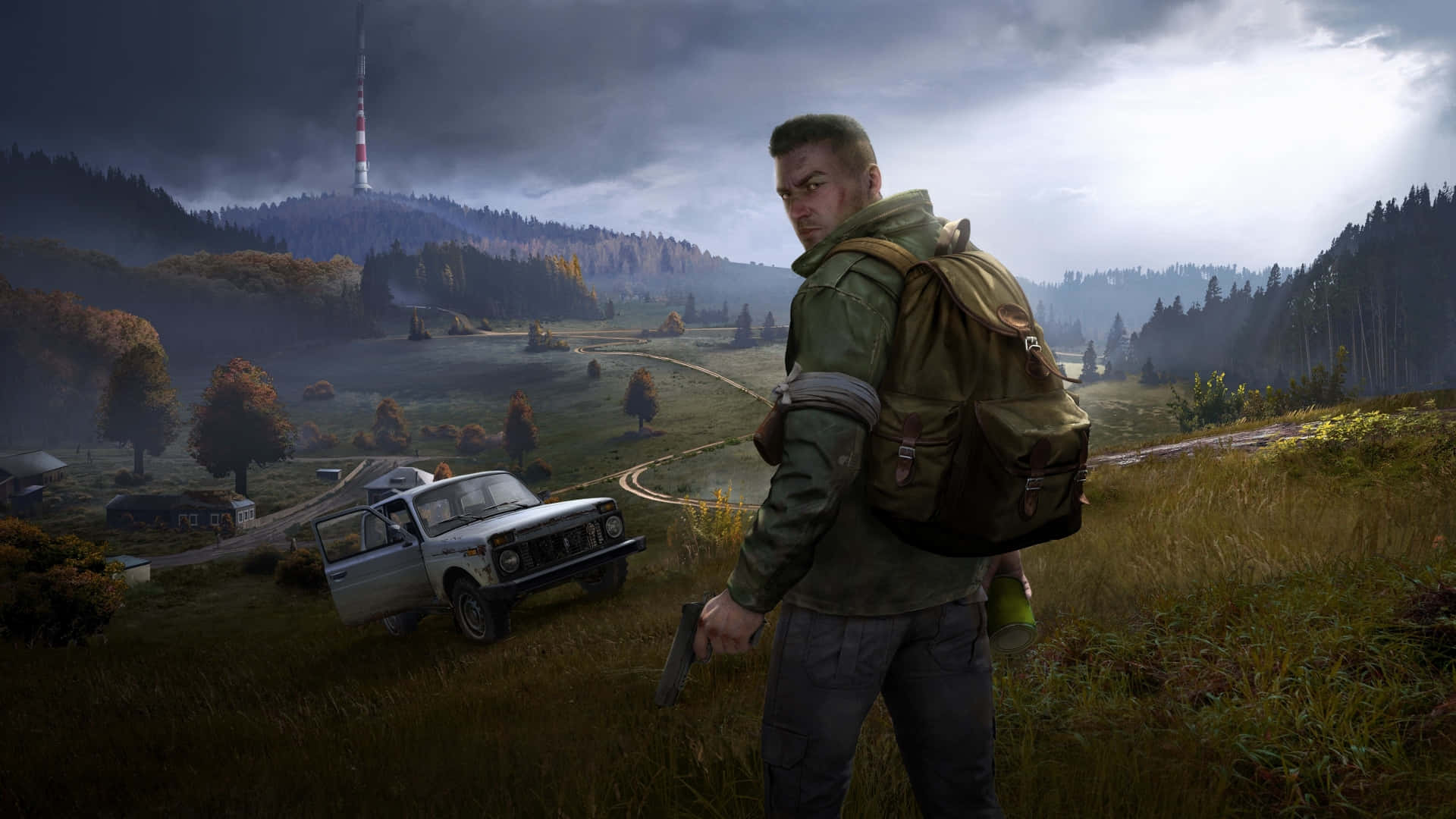 1080p DayZ背景：持手槍的男子 壁紙 — 一個背著背包、手持手槍的男人站在霧氣瀰漫的秋日田野中，旁邊是一輛破損的白色汽車，遠處有一座塔樓，天空風雨欲來。