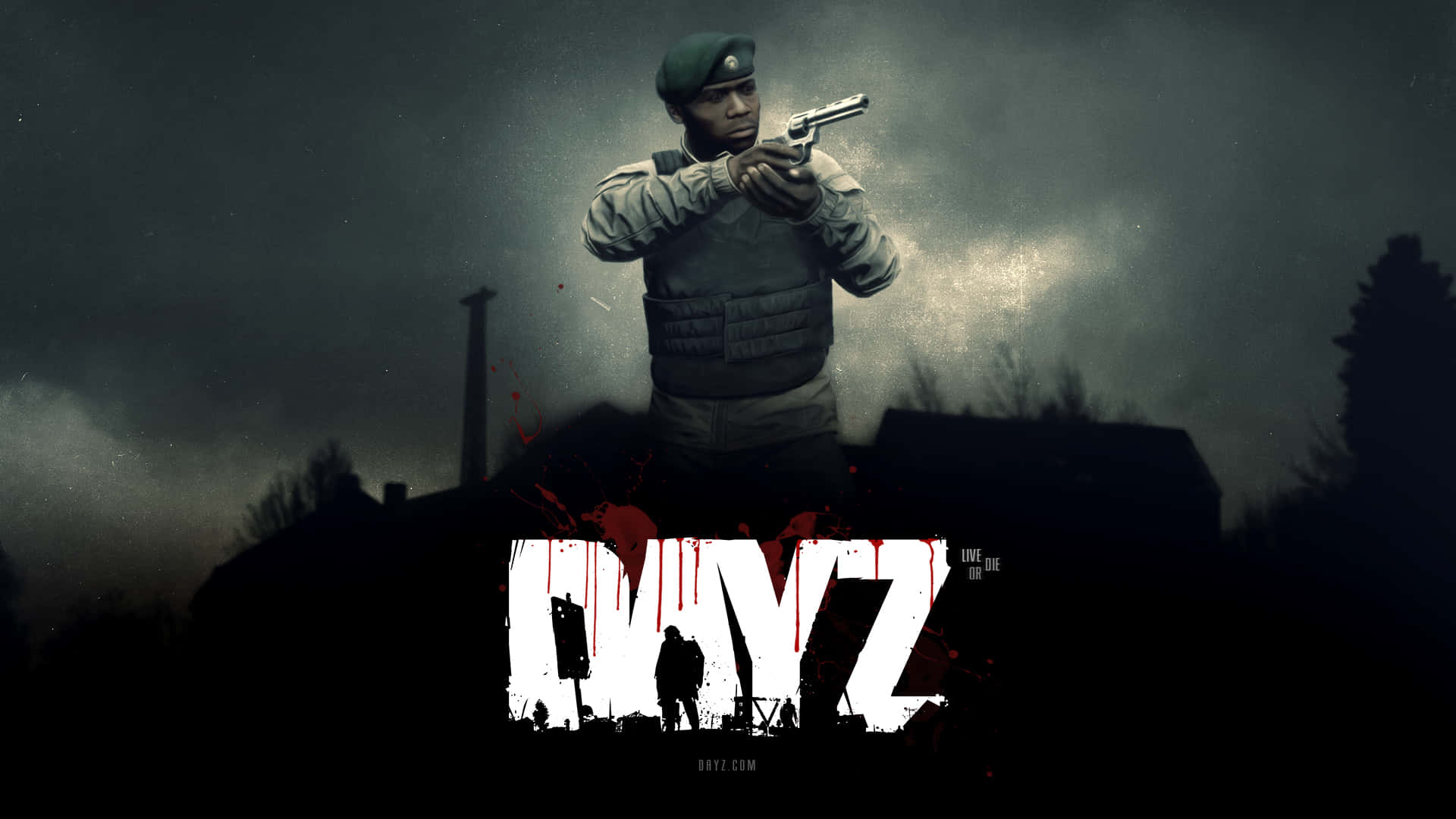 1080p DayZ背景：持手槍的警官 壁紙 — 一名身穿戰術裝備的士兵在暴風雨的天空下瞄準手槍，下方濺有遊戲標題「DayZ」。