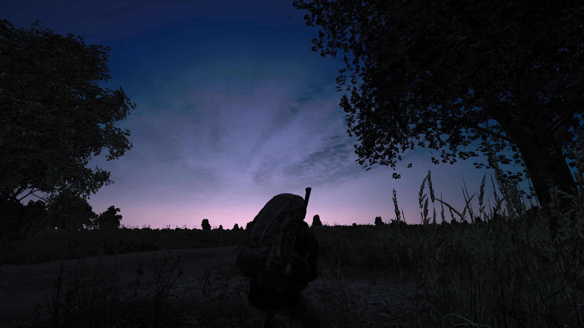 1080p DayZ背景：男子在黑暗中蹲伏 壁紙 — 一個孤獨的揹著背包的遠足者，在紫色和藍色天空下，穿過被黑暗樹木環繞的暮色田野。