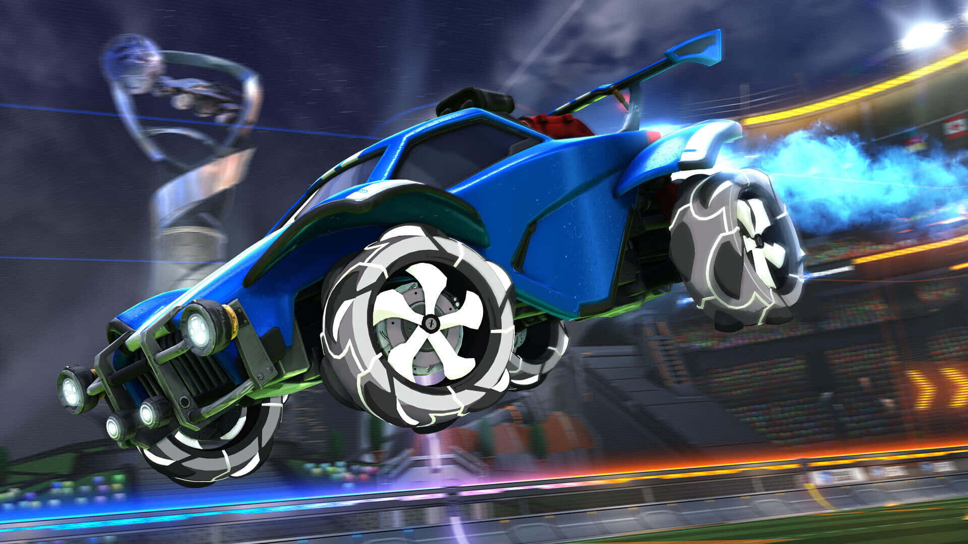 1080p HD 解析度下的 Rocket League 精彩瞬間 壁紙 — 一輛藍色火箭動力賽車在夜間穿越未來主義體育場，帶有發光車輪和藍色排氣。