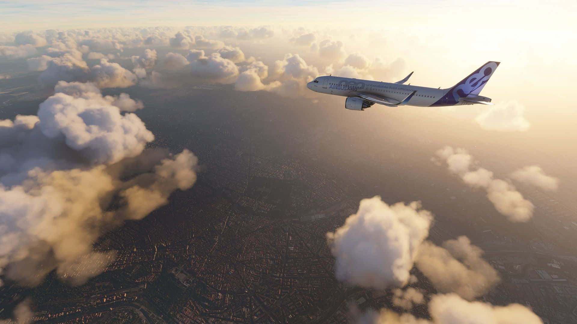 以 1080p 解析度欣賞 Microsoft Flight Simulator 的風景 壁紙 — 一架商用飛機翱翔在蓬鬆的雲層之上，下方是沐浴在金色夕陽餘暉中的廣闊城市景觀。