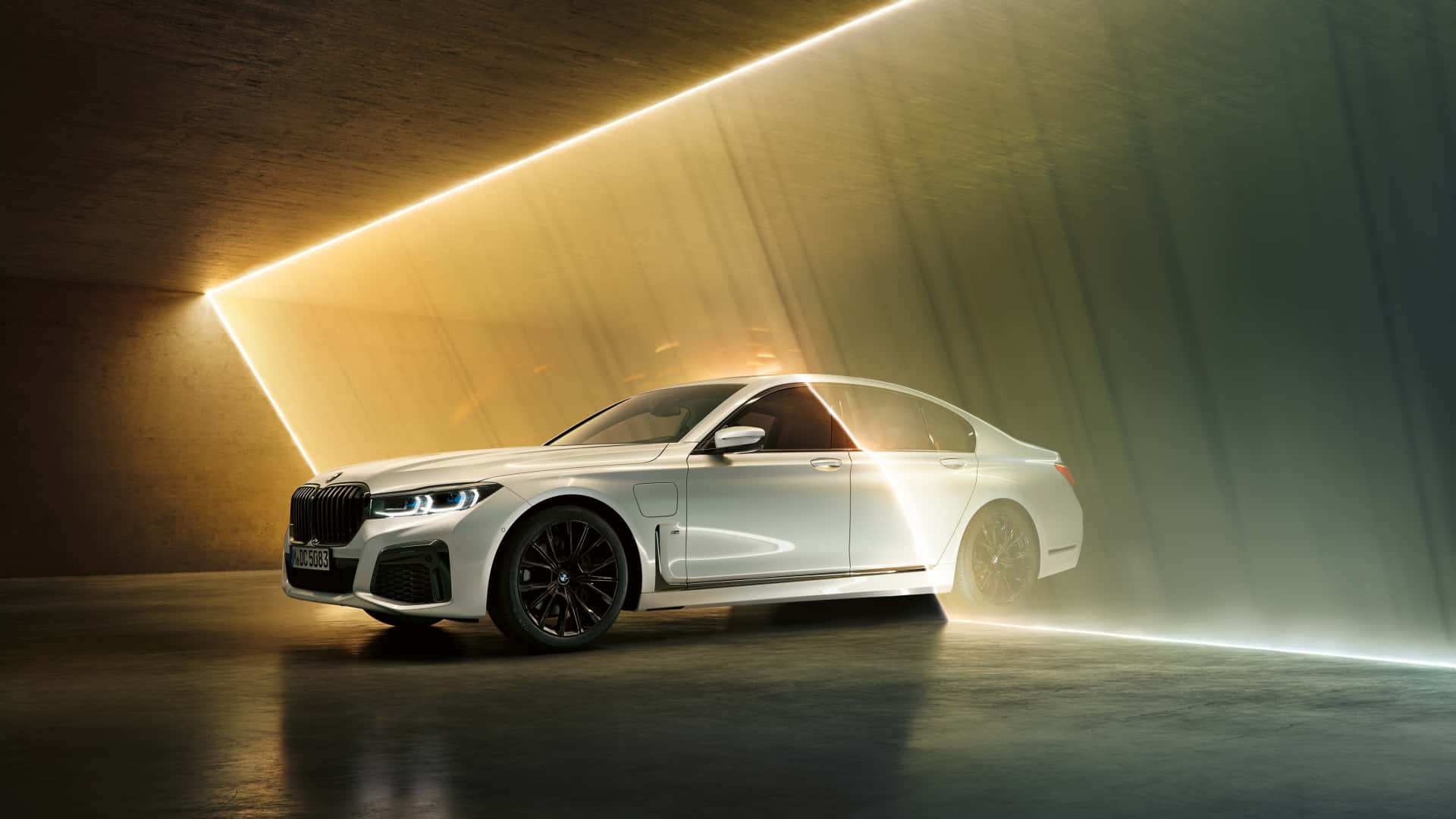 1080p M系列背景：BMW 7系反射光 壁紙 — 一輛時尚的白色BMW房車在簡約的混凝土隧道中，在戲劇性的金色光束下閃耀。