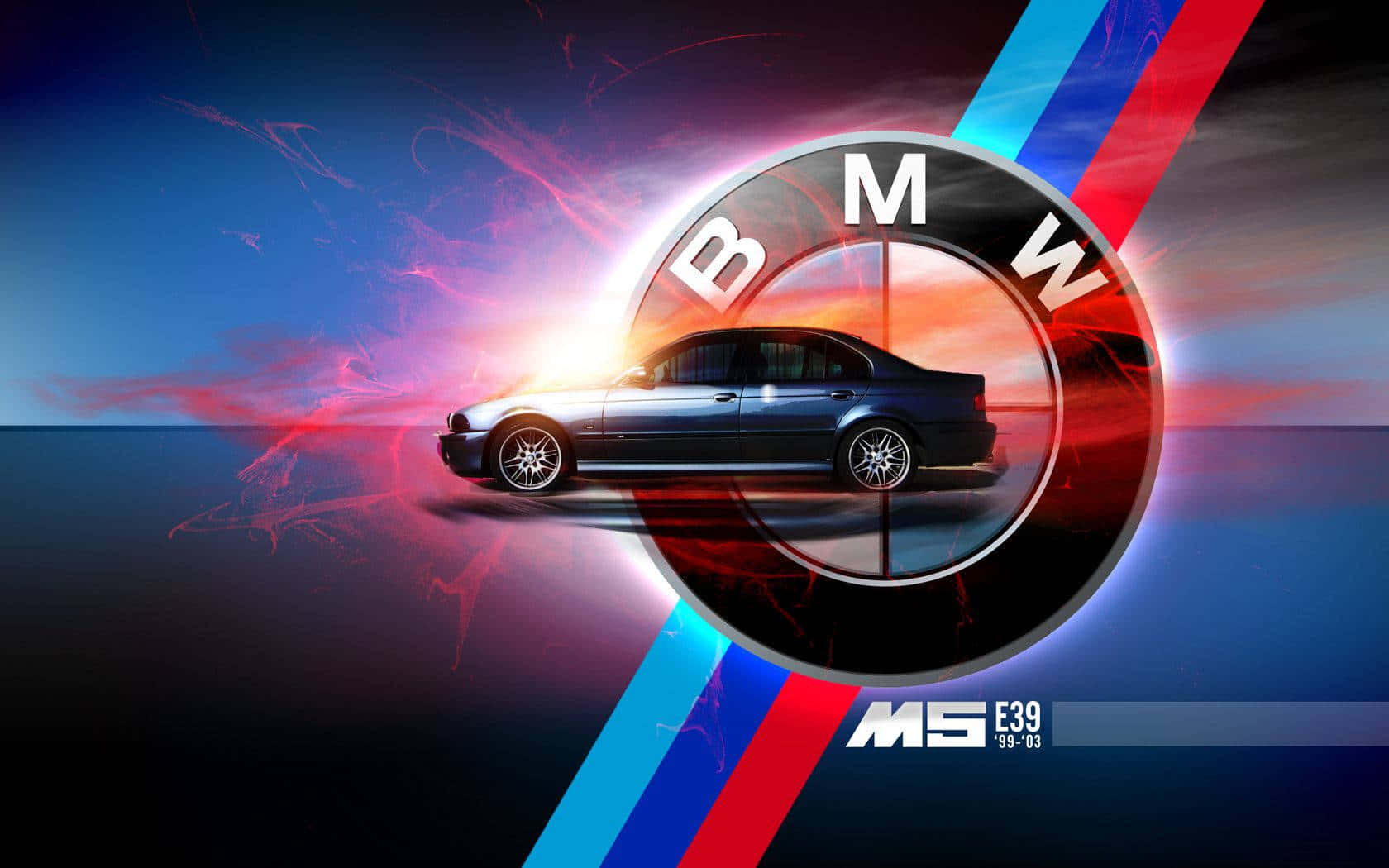 1080p M系列背景：藍色BMW M5 壁紙 — 一輛時尚的藍色BMW M5 E39轎車穿過充滿紅色、藍色和橙色能量條紋的鮮豔抽象隧道。