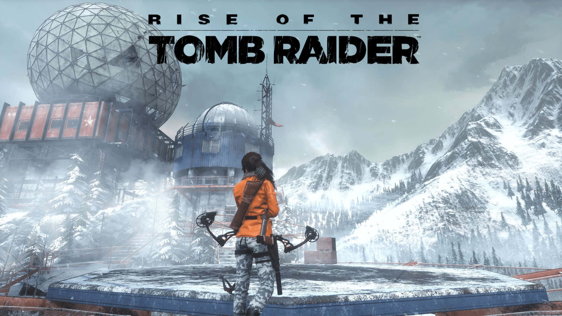 Tomb Raider 主角身穿橙色外套，手持弓箭，站在雪地山景中