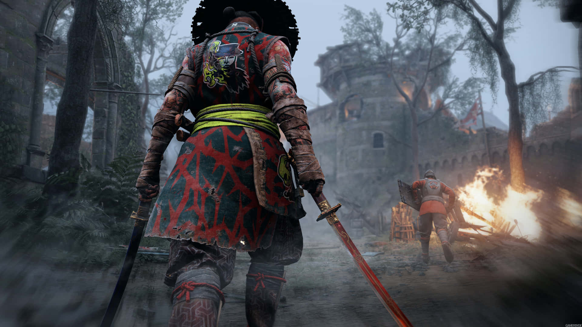 1080p《榮耀戰魂》背景：雙刀武士 壁紙 — 一名身穿華麗紅黑盔甲的戰士，手持雙劍，走過煙霧瀰漫的廢墟，身後火焰噴發。