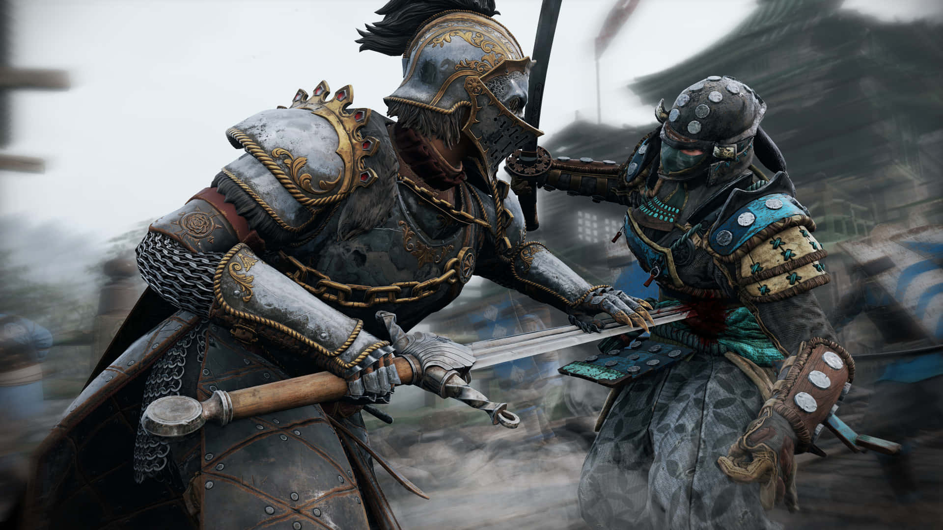 1080p《榮耀戰魂》背景：騎士對戰武士 壁紙 — 兩名身穿盔甲的武士在煙霧瀰漫的戰場上交鋒，背景是模糊的傳統日本建築。