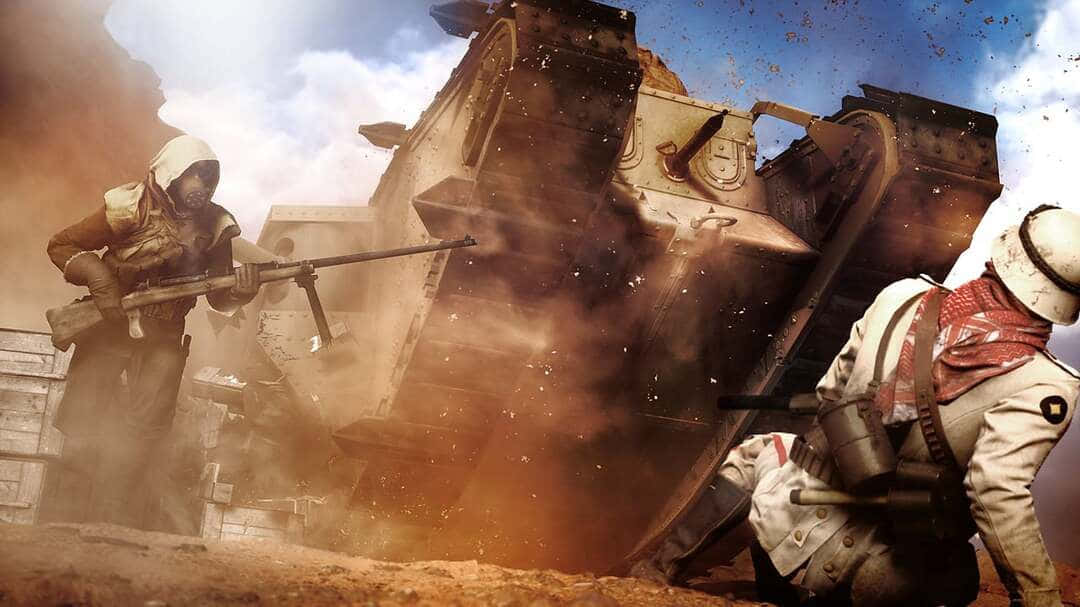 1080p《戰地1》突襲攻擊背景 壁紙 — 兩名身穿沙漠作戰裝備的士兵在明亮的天空下，於爆炸性的塵埃和煙霧中向一輛正在崩塌的裝甲車開火。