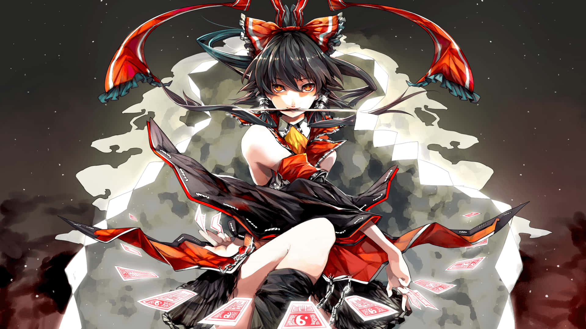 1080p動漫角色霧雨魔理沙 壁紙 — 一個兇猛的黑髮橙眼動漫女孩坐在破碎的石頭上，被漂浮的紅色撲克牌環繞，背景是星空夜空。
