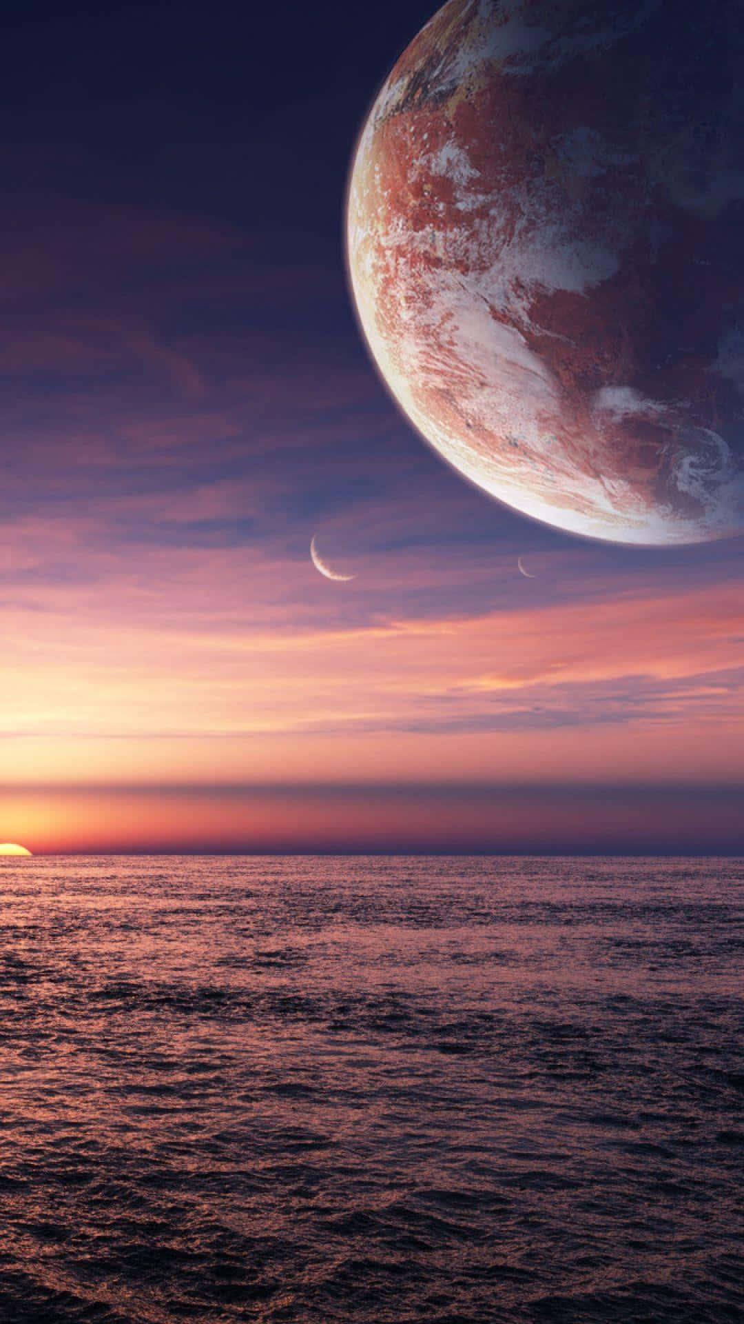 1080x1920 海洋星球 壁紙 — 廣闊的海洋在日落時分反射出一顆巨大的微紅色行星和兩個新月，映襯著漸變的天空。