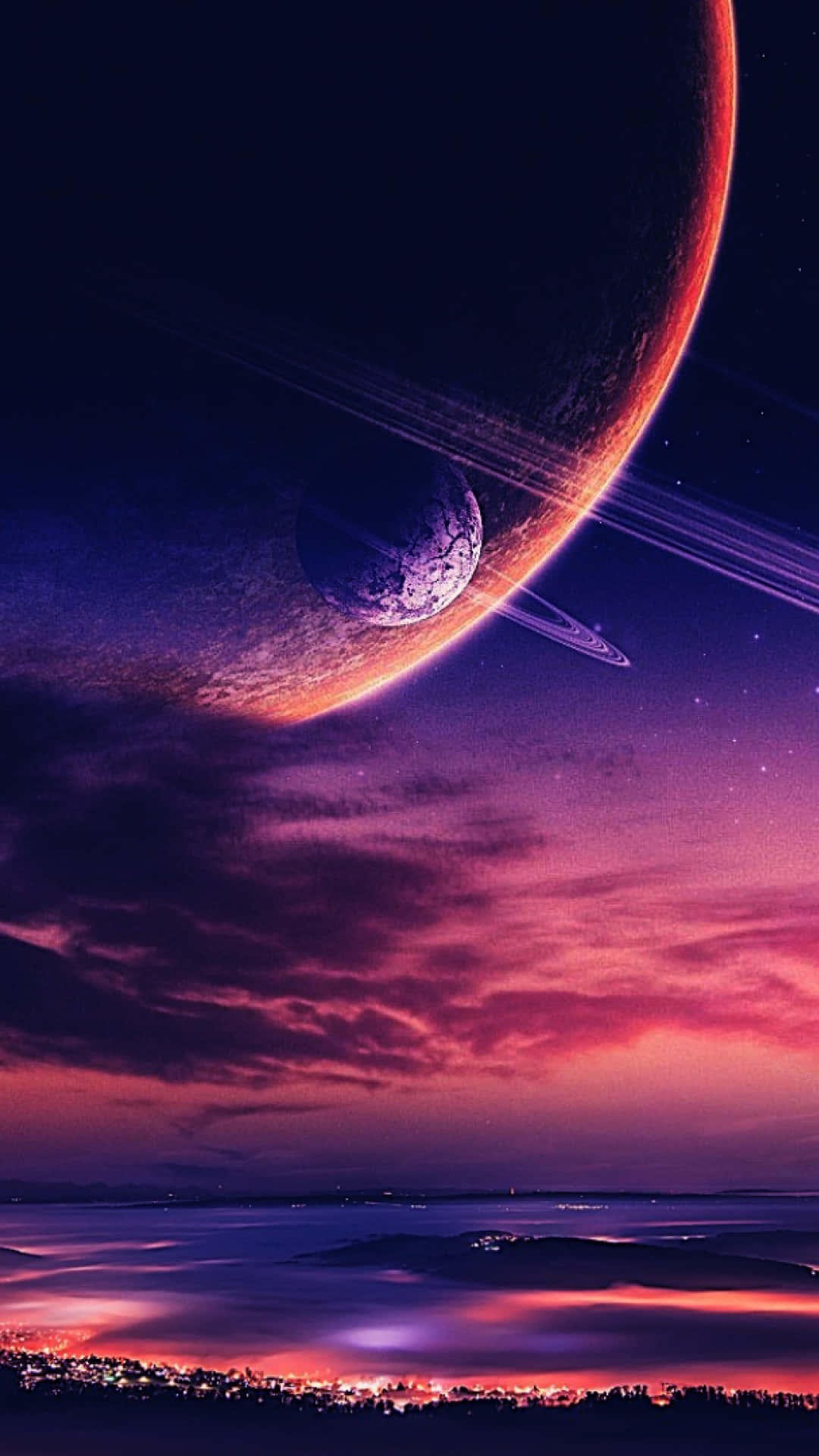 多彩抽象風景 壁紙 — 一個超現實的宇宙場景，在暮色中，一個巨大的環狀行星在霧氣瀰漫的景觀上空發光。