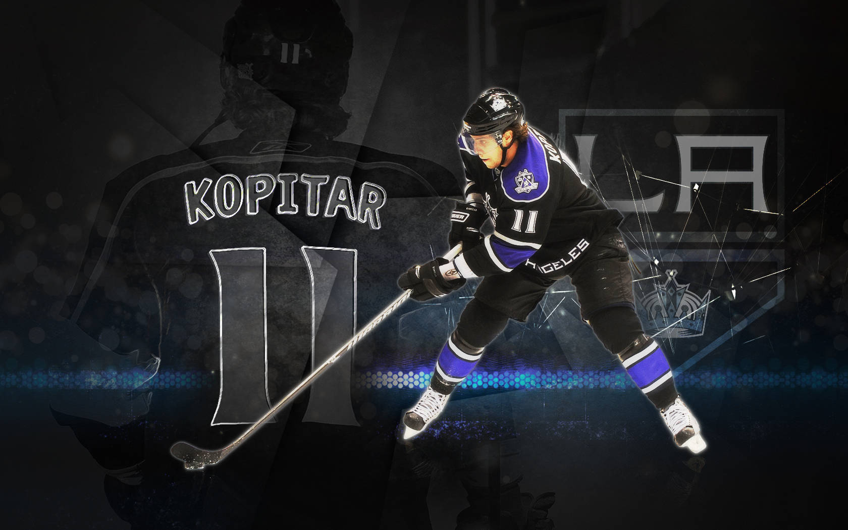 洛杉磯國王隊11號科皮塔爾 壁紙 — 冰球運動員 Anze Kopitar 身穿黑色和紫色的 LA Kings 裝備，在帶有發光藍色點綴的深色抽象背景上動態滑冰。