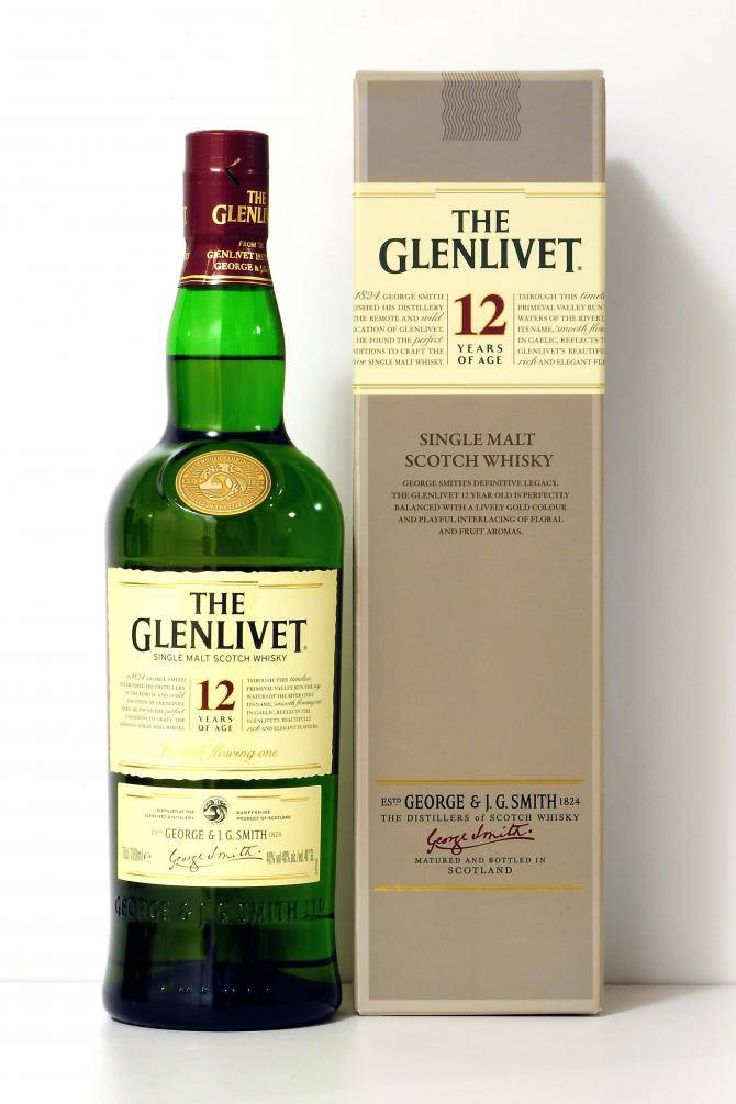 格蘭利威12年單一麥芽蘇格蘭威士忌飲品 壁紙 — 一瓶綠色嘅The Glenlivet 12年單一麥芽蘇格蘭威士忌，旁邊係佢嘅米色盒，背景係純白色。