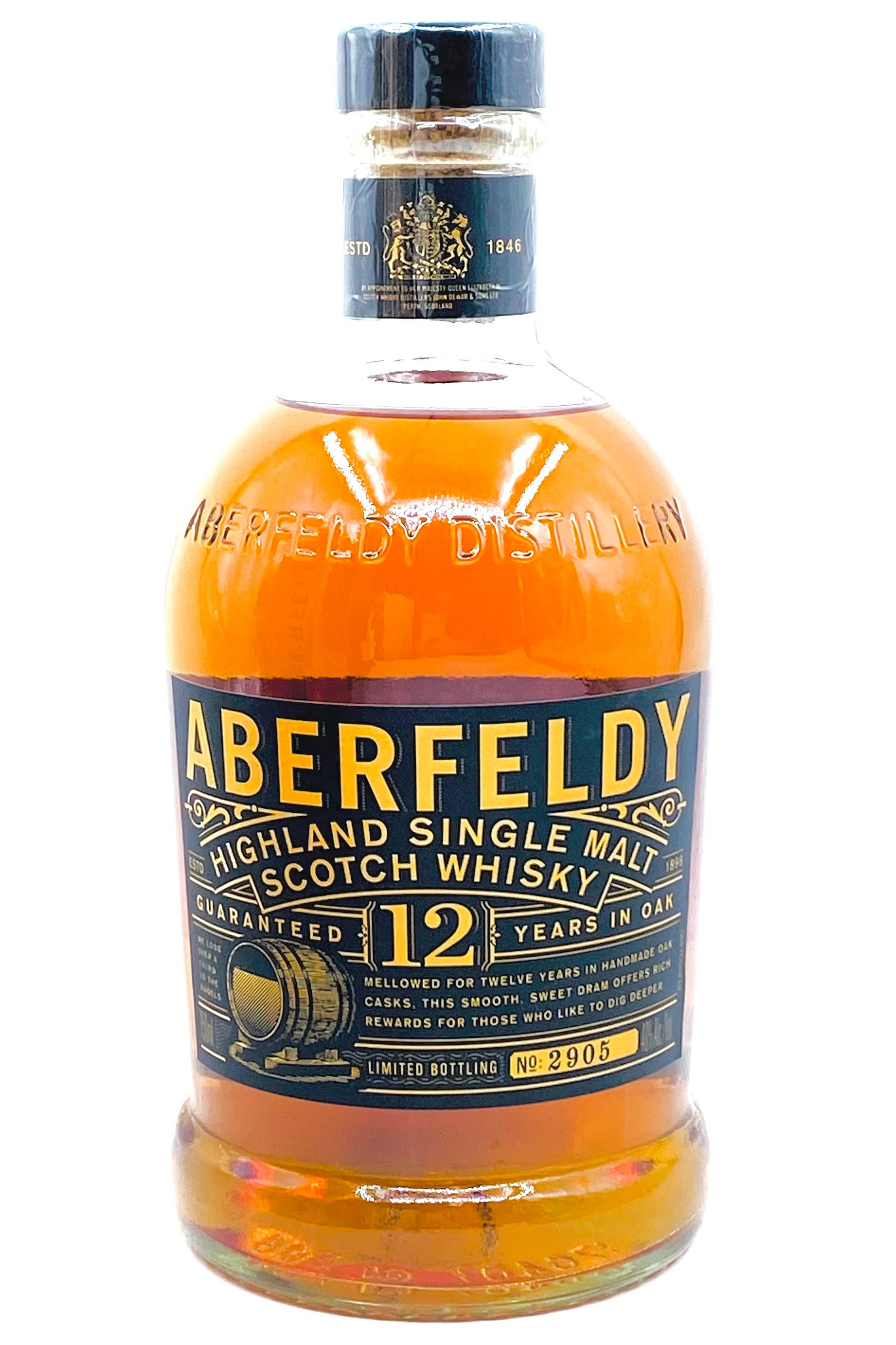 精緻艾伯菲迪12年威士忌 壁紙 — 一瓶清澈玻璃瓶裝的Aberfeldy 12年高地單一麥芽蘇格蘭威士忌，帶有琥珀色液體和詳細標籤，背景為白色。