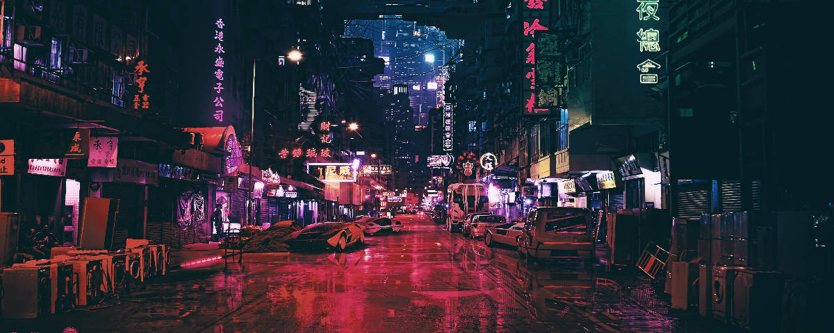 1200x480 帶霓虹燈與招牌的城市 壁紙 — 一條雨濕的霓虹燈小巷，在密集的城市夜晚，反射著來自發光招牌和街燈的鮮豔粉紅和藍色燈光。