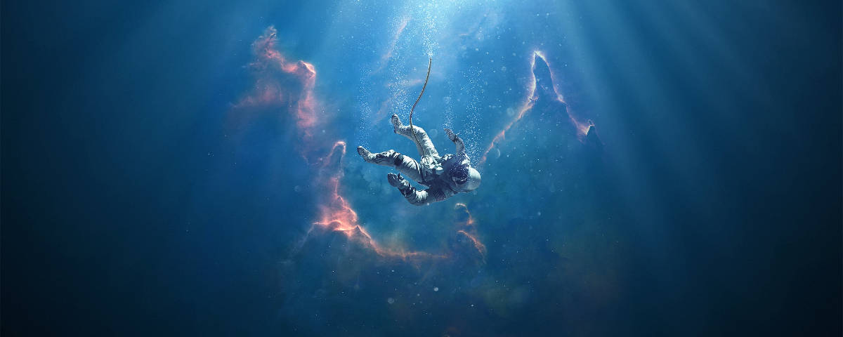 1200x480宇航員深海墜落 壁紙 — 一名太空人在深藍色太空中無重漂浮，周圍是發光的粉紅色星雲和燦爛的陽光。