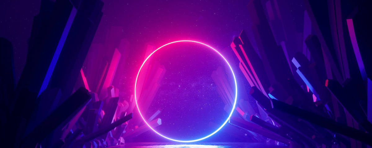 1200x480 霓虹圓圈 壁紙 — 一個發光的霓虹環漂浮在鋸齒狀的晶體結構中，下方是繁星點點的紫色天空。