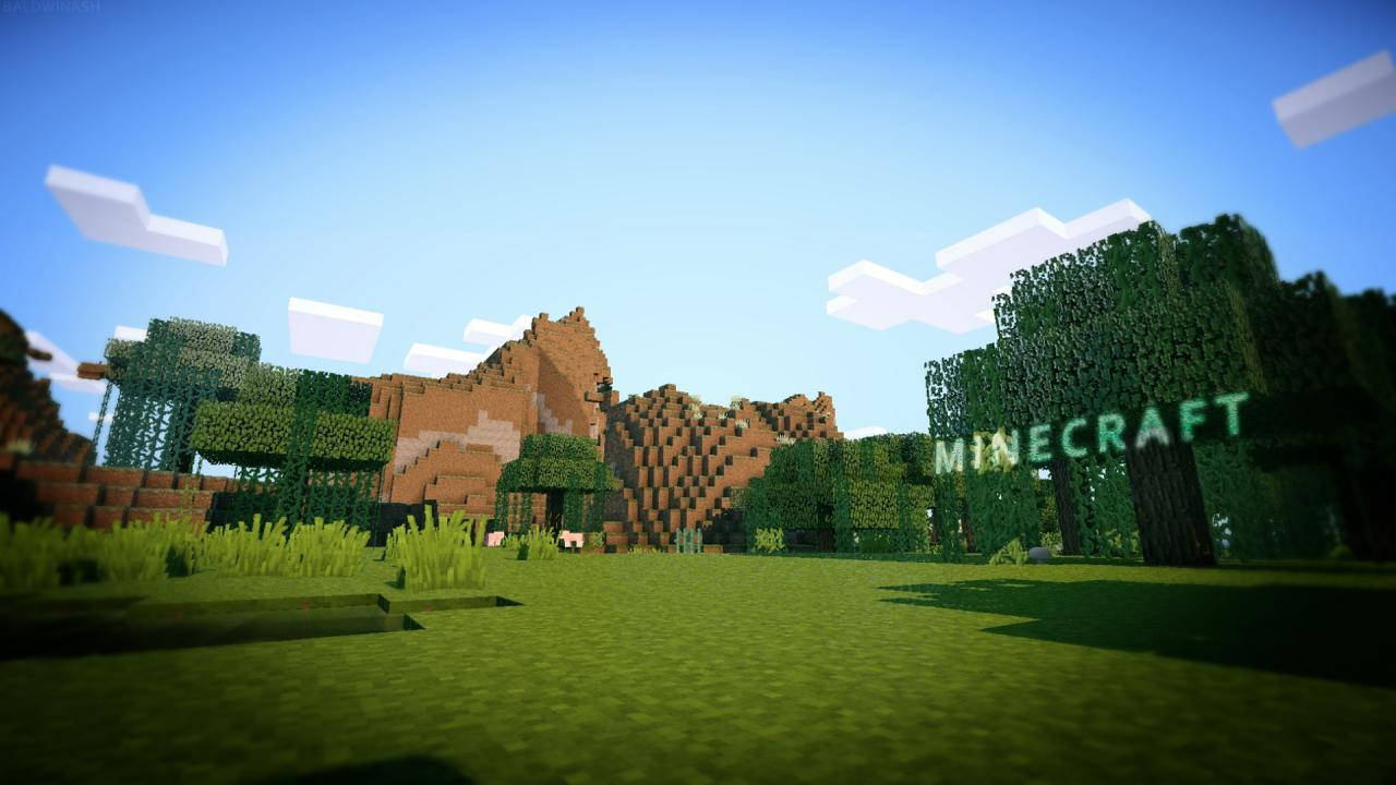 Minecraft遊戲世界，有方塊狀樹木、山脈和發光標誌，在藍天下
