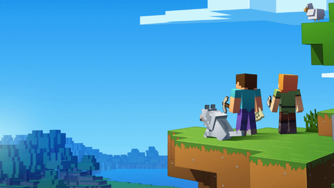 兩個Minecraft角色和一隻羊在懸崖上俯瞰海洋和森林。