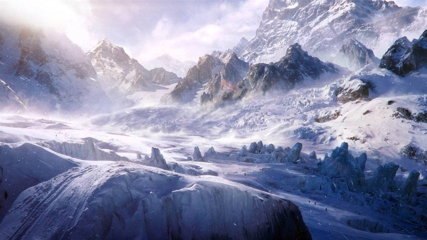1366 X 768 冬季雪覆山巒 壁紙 — 廣闊的雪山山脈，有鋸齒狀山峰和冰川，在明亮的陽光下，柔和的光線灑在冰凍的景觀上。