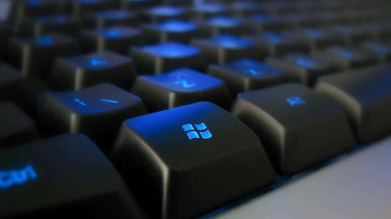 鍵盤筆記本電腦 1366 x 768 壁紙 — 黑色鍵盤的特寫，帶有發光的藍色Windows標誌鍵和發光的字母鍵。
